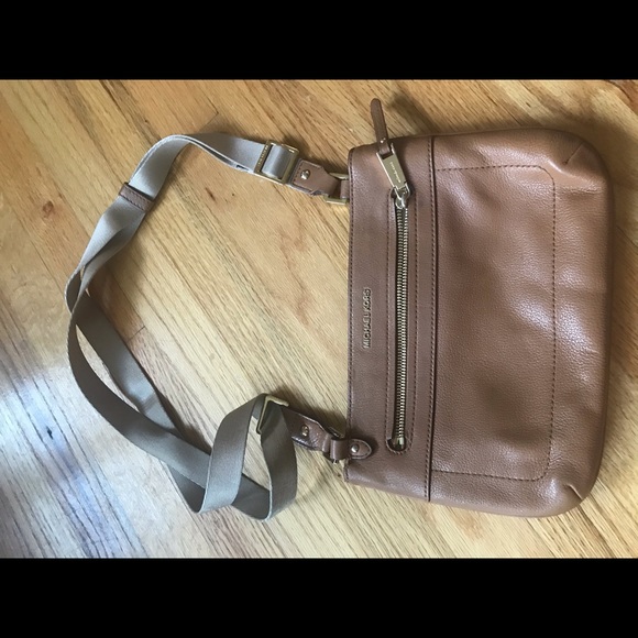 Michael Kors crossbody - Picture 1 of 6